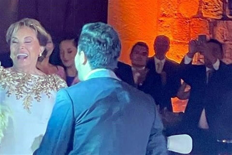 La ex lideresa magisterial celebró su boda, pese a las protestas de la CNTE.