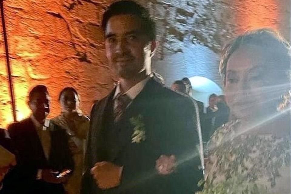 La ex líder del SNTE rumbo al altar del brazo de su nieto, René.