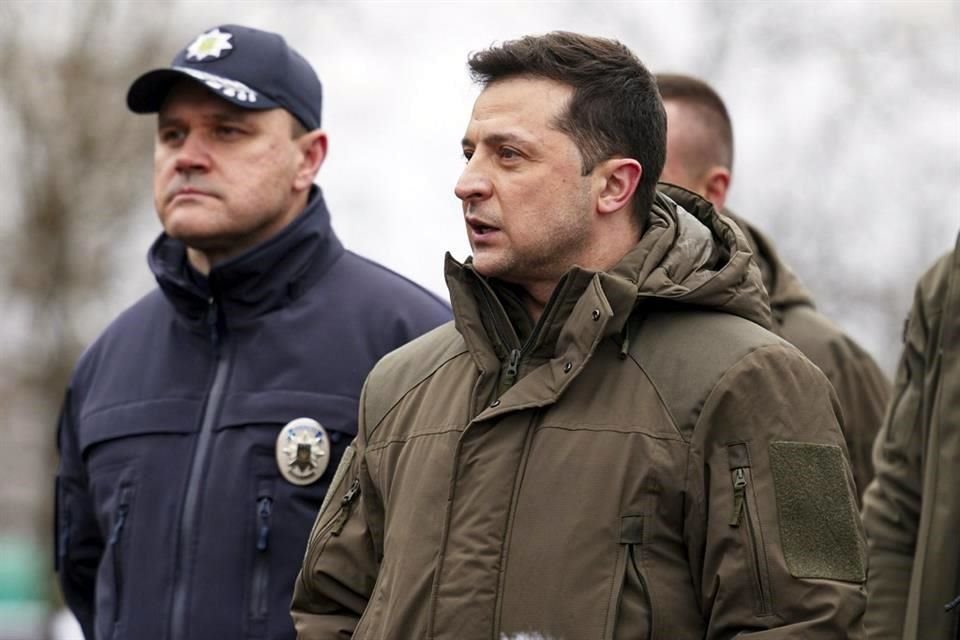 El Presidente de Ucrania, Volodymyr Zelensky, durante ejercicios militares de su país.