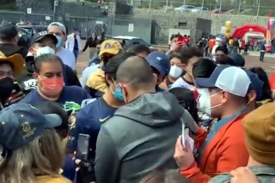 Antes de ingresar al estadio, Verón atendió a algunos aficionados.