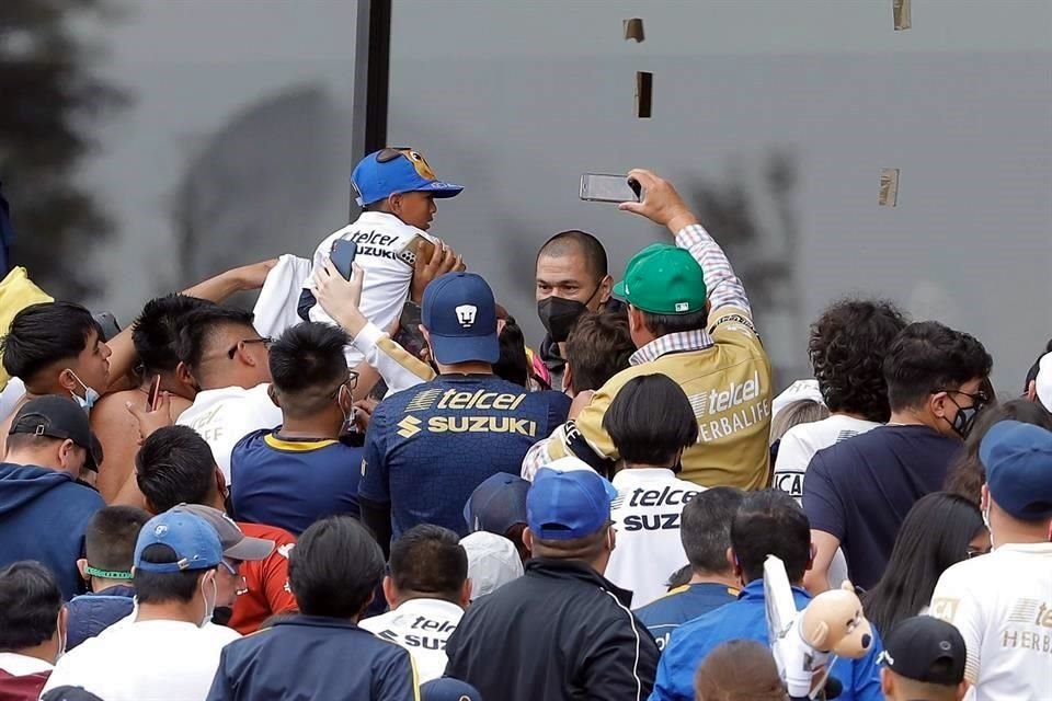 Aprovechando la pausa del medio tiempo, Verón atendió a más aficionados.