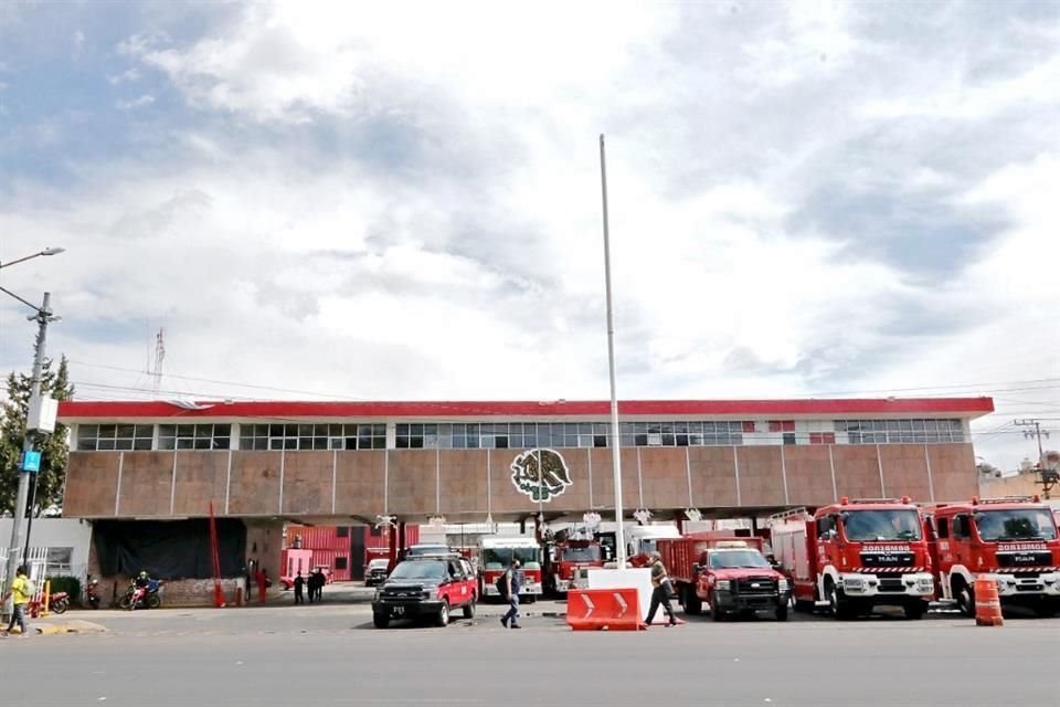 Los bomberos de la Estación Central en CDMX van para cuatro años en una sede con riesgo.