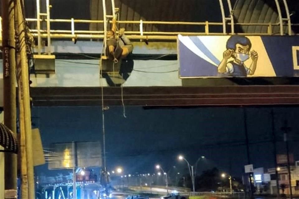 Dos cuerpos colgados de un puente fueron hallados el pasado lunes en la localidad de Durán, Ecuador.