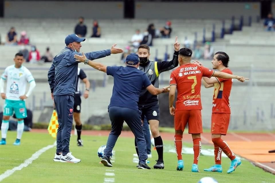 Desde ayer, se le vio al técnico Andrés Lillini reclamando la decisión del central.