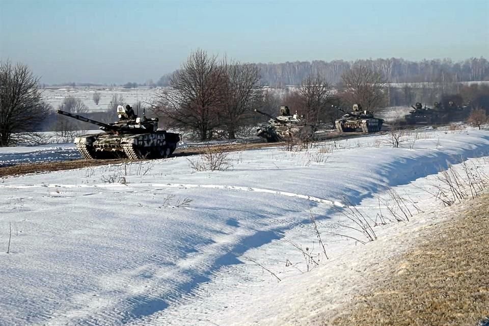 Tanques rusos regresan a sus bases después de participar en ejercicios militares.