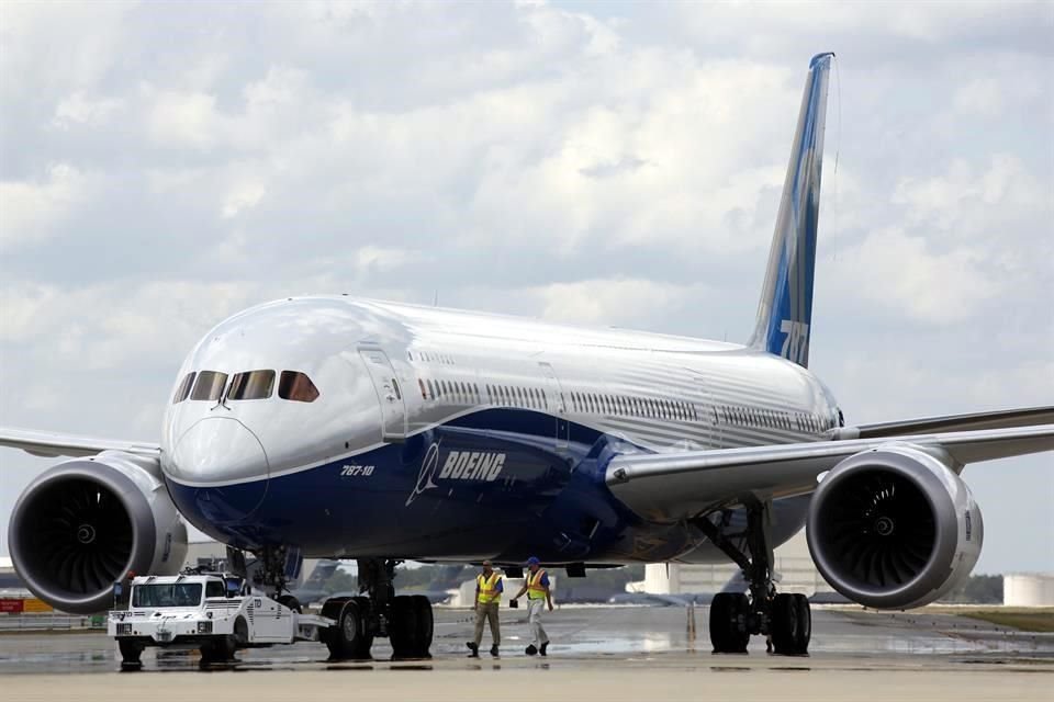 Boeing mantiene suspendidas las entregas del 787 Dreamliner.