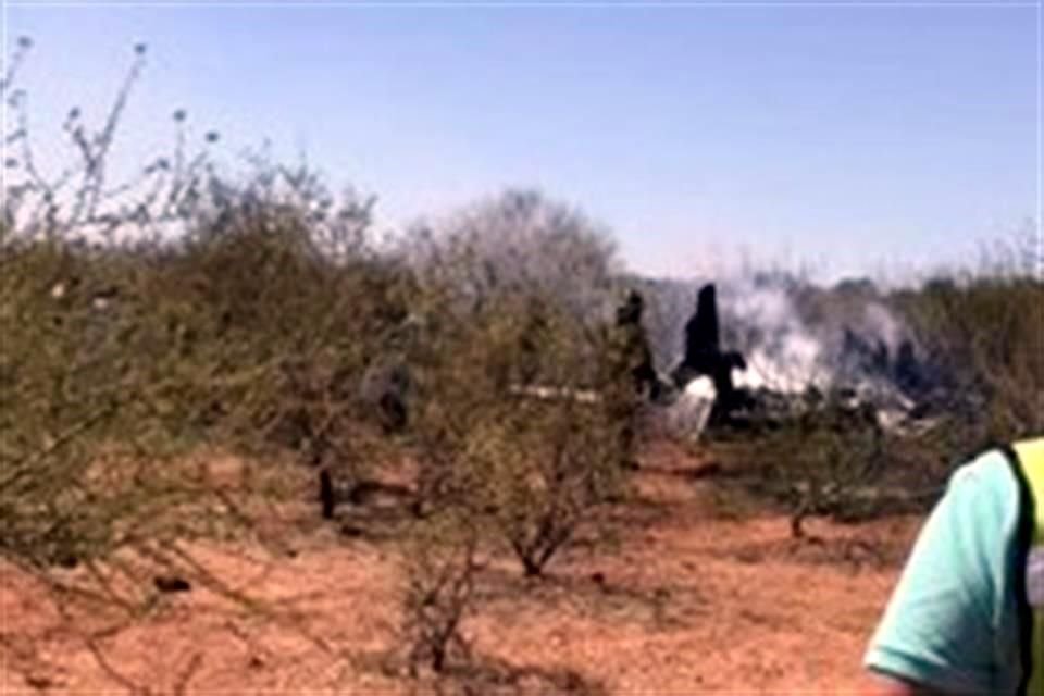 Una aeronave se desplomó minutos después de despegar del aeropuerto de Hermosillo, Sonora, lo que dejó cuatro muertos y tres heridos.