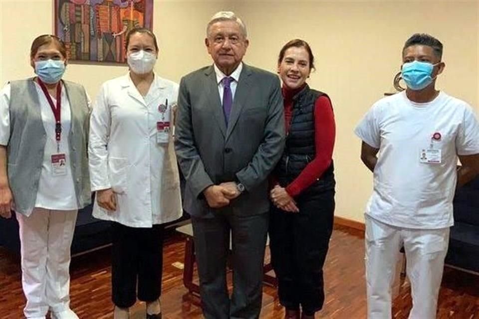 El 27 de octubre pasado, personal del ISSSTE acudió a Palacio Nacional para aplicarle la vacuna contra la influenza. Ese día también fue inmunizada su esposa Beatriz Gutiérrez Müller.