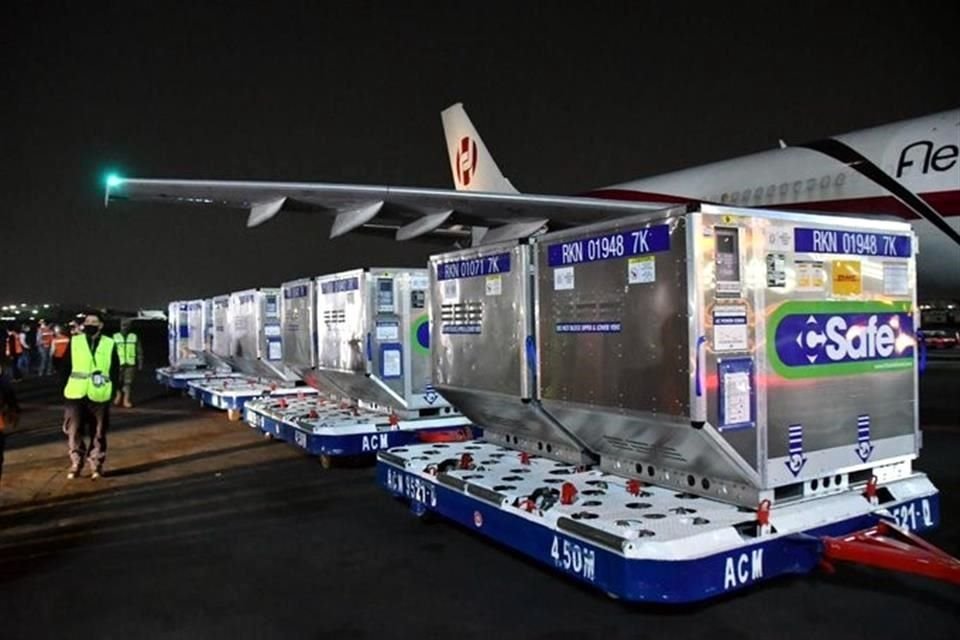 El primer lote de vacunas de AstraZeneca enviadas por EU a México llegó este domingo, informó el Canciller Ebrard.