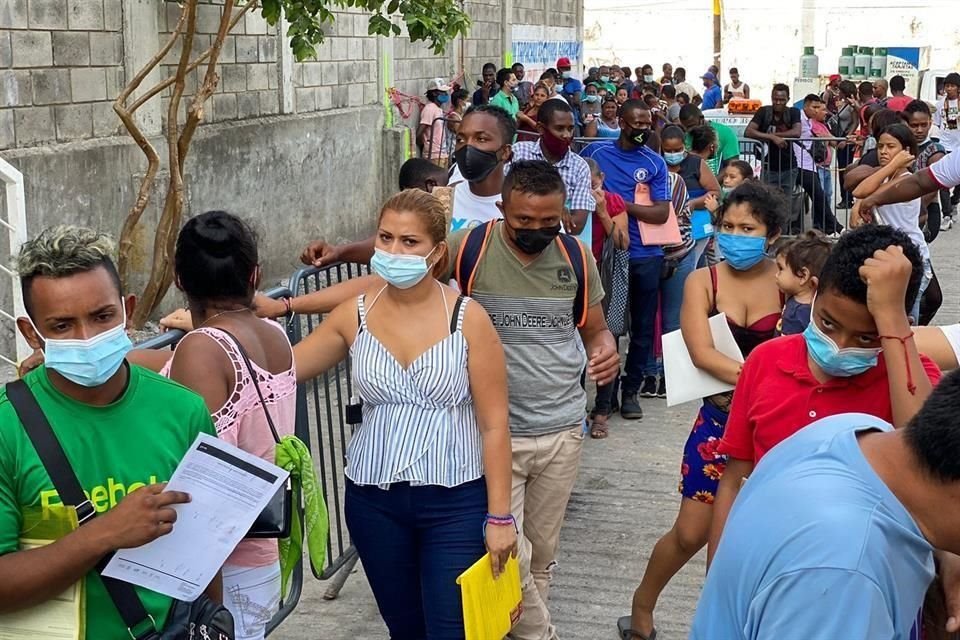 Migrantes centroamericanos, africanos y haitianos están provocando saturación en albergues de Tapachula, Chiapas, alertaron habitantes.