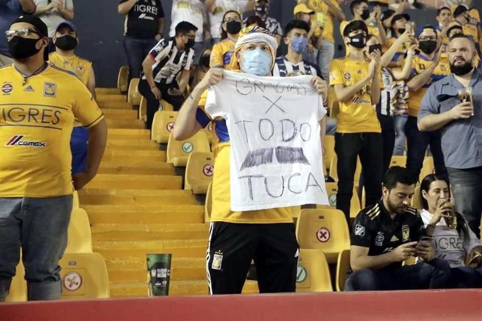 La afición le aplaudió y agradeció a 'Tuca' adentro y fuera del estadio.