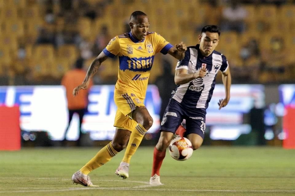 Luis Quiñones y Carlos Rodríguez disputando la redonda en el derbi.