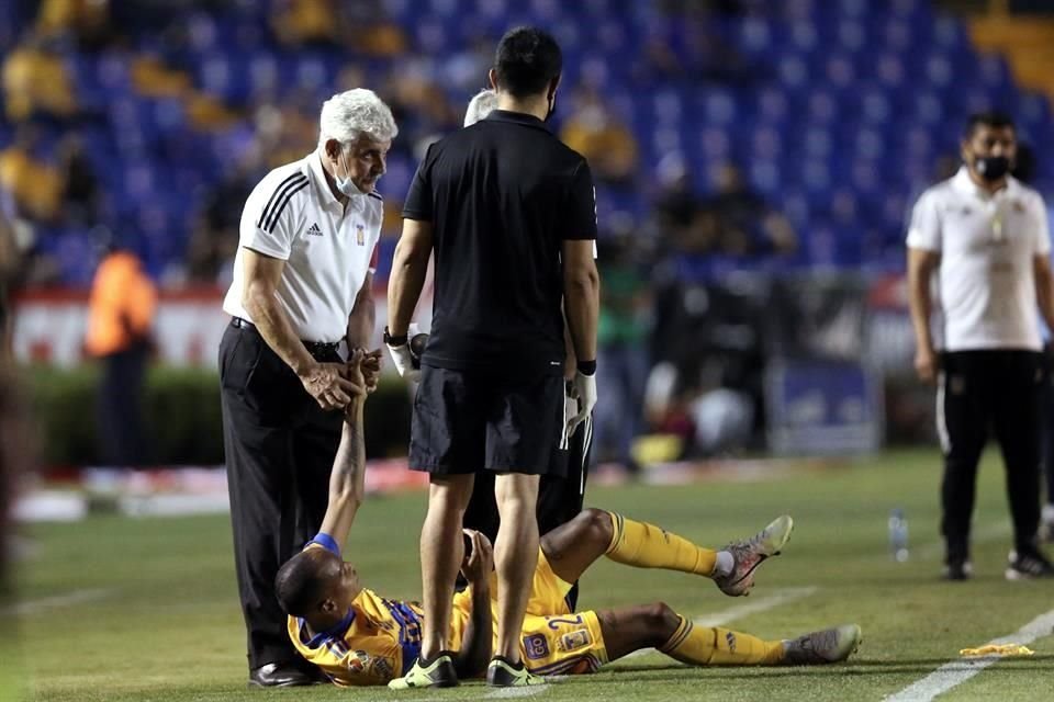 Luis Quiñones salió de la cancha con un golpe.