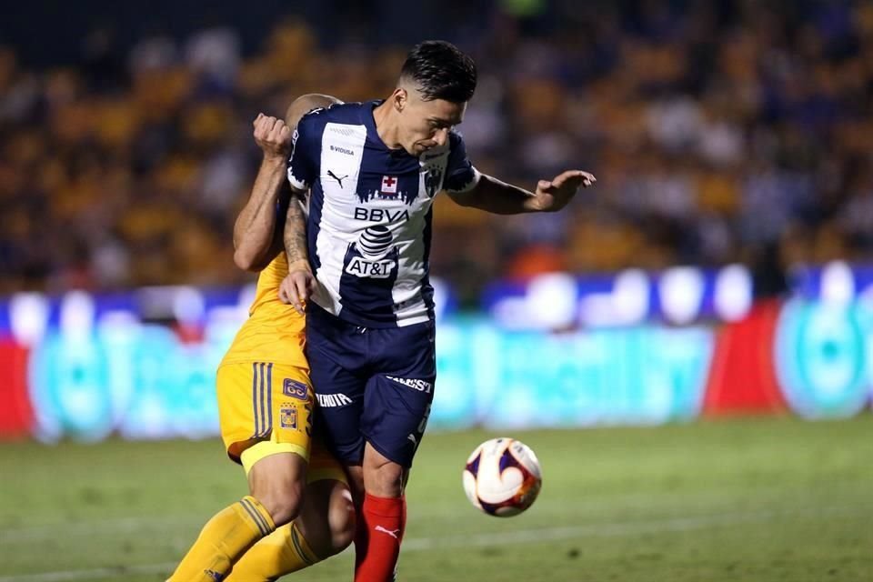 Ésta fue la obstrucción de Matías Kranevitter sobre Charli que el árbitro consideró penal.