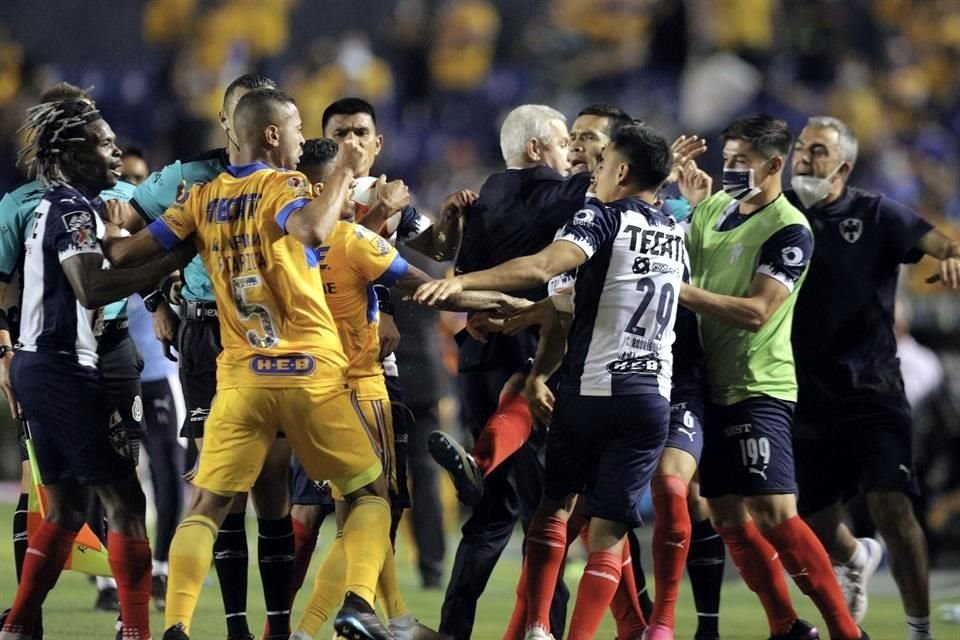 El partido terminó con conato de bronca en el último minuto. Carioca fue expulsado.