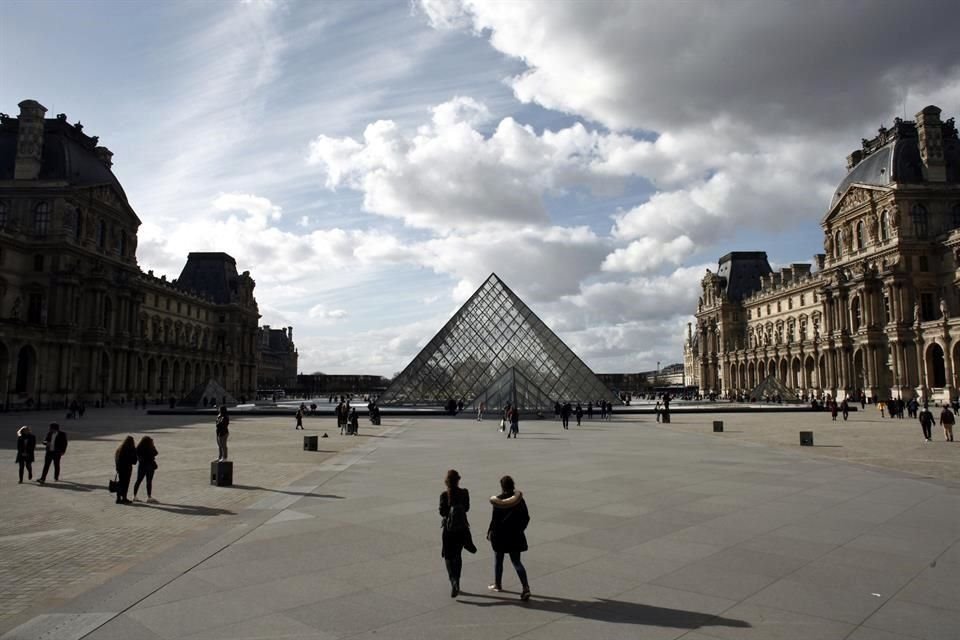 Personas caminan por el museo de Louvre en marzo de 2020.