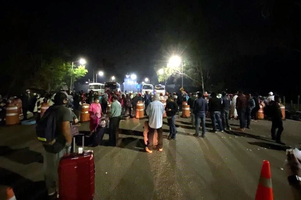 Presuntos normalistas bloquearon los accesos al Aeropuerto Internacional de Oaxaca.