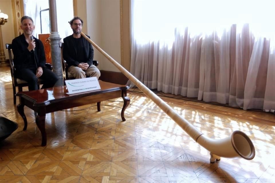 Andi Pupato (der.) muestra el Alphorn o cuerno de los Alpes, un instrumento tradicional de casi 4 metros de largo y 10 kilos de peso.