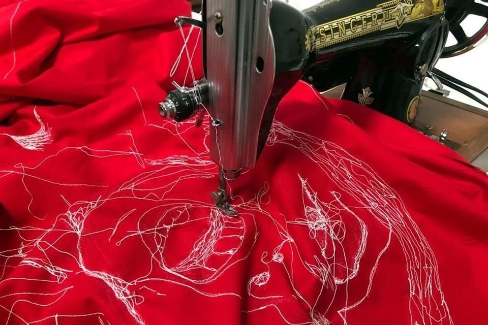 Las obras son dibujos trasladados al textil con máquina de coser, en los cuales se refleja el grito de las mujeres en manifestaciones por la reivindicación de sus derechos.