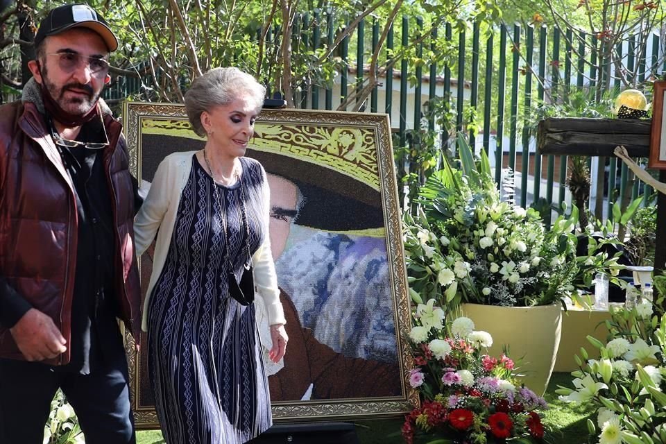 'Cuquita', viuda de Vicente Fernández, reiteró en una carta que Televisa no puede transmitir bioserie de Chente; da apoyo total a Netflix.