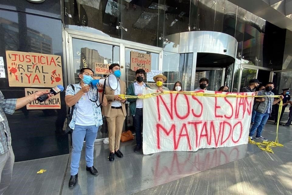 Universitarios protestaron frente a la FGR por la muerte de estudiantes en Zacatecas