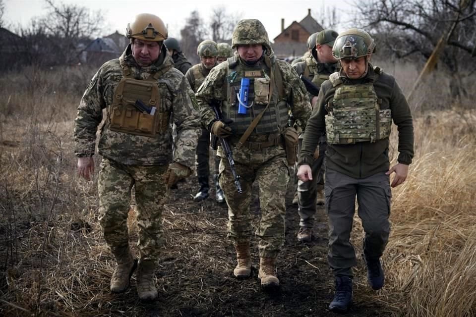 El Presidente ucraniano, Volodymyr Zelensky, visitó ayer la línea de frente en la región de Donetsk.