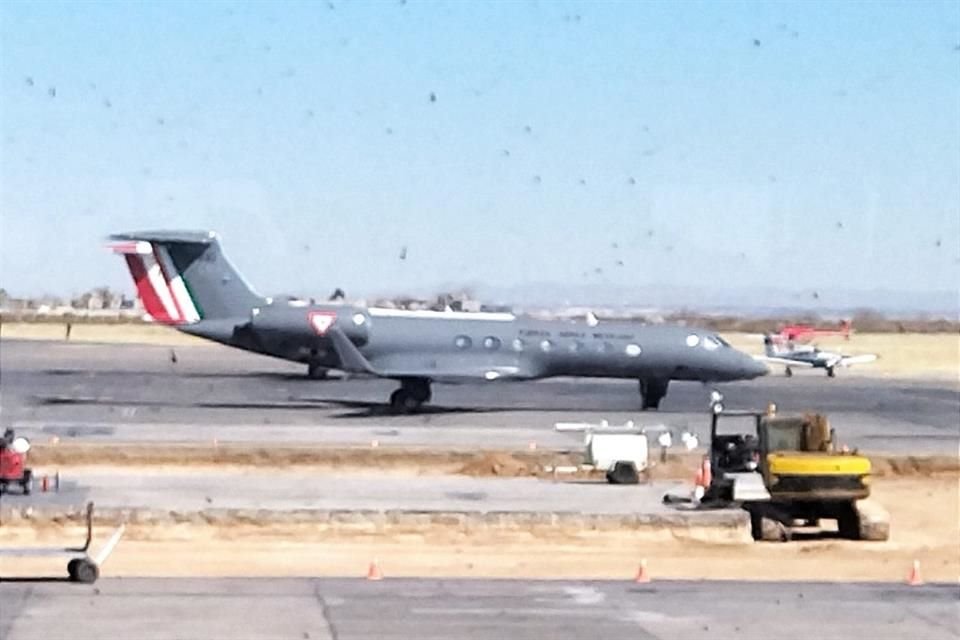 El Presidente se trasladó en un avión de la Fuerza Aérea Mexicana a falta de vuelos comerciales.