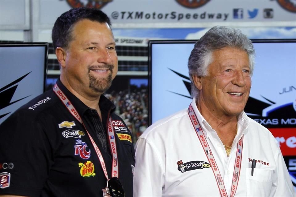 Michael Andretti (izquierda) y su Mario Andretti podrían entrar a la F1 sí la FIA lo permite.