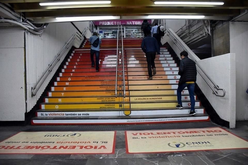 Escaleras del Metro Tacubaya, de la Línea 1, fueron intervenidas para mostrar a los usuarios que las recorran el violentómetro del IPN.