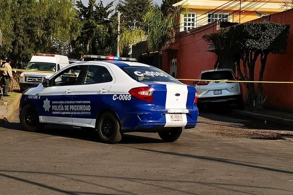 Una abogada y su empleada doméstica fueron asesinadas a balazos cuando viajaban en una camioneta en calles de San Pedro Atzompa, Tecámac.