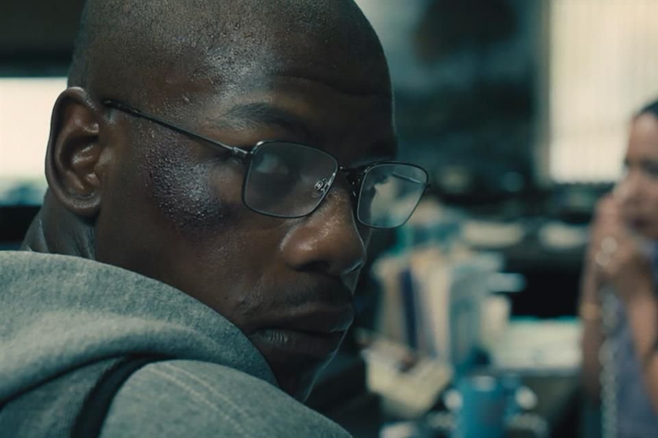 En el largometraje '892' John Boyega encarna a Brian Brown-Easley, un ex marino veterano que por la falta de oportunidades y porque no puede estar ni con su esposa ni su hija, se siente deprimido.