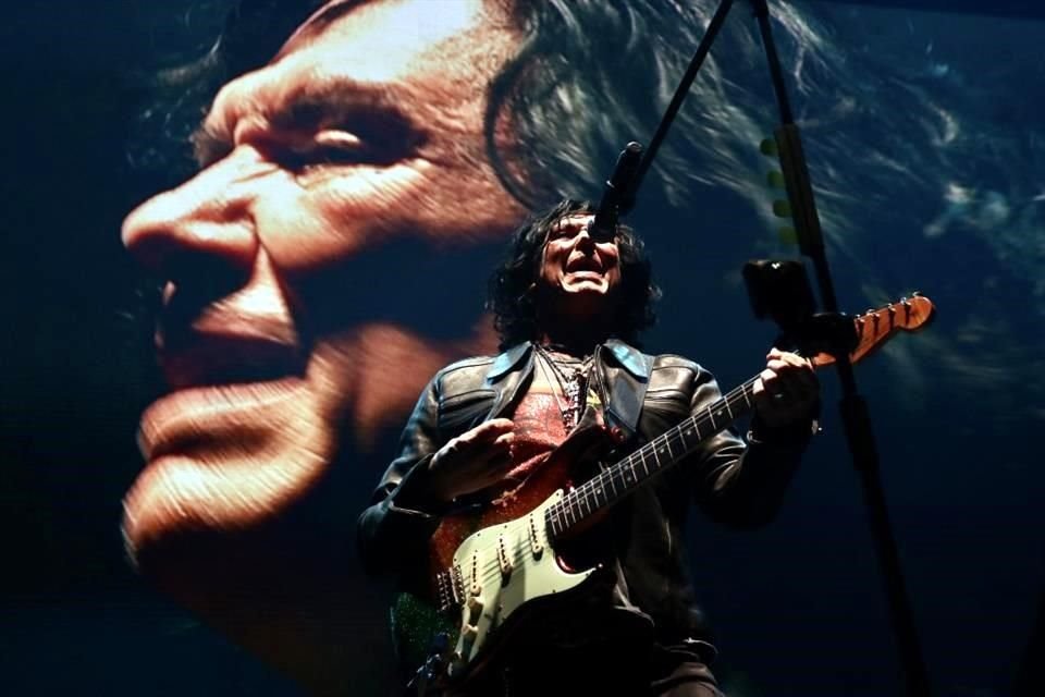 El grupo Caifanes actuó este sábado en el Palacio de los Deportes, donde honró a periodistas asesinados y alzó su voz contra el feminicidio.