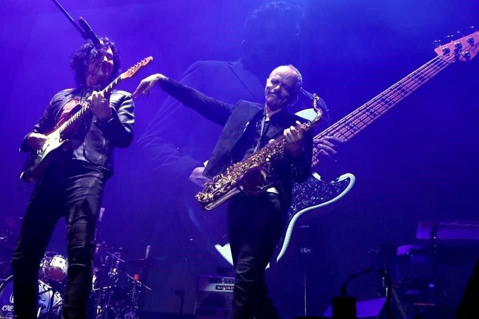 El grupo Caifanes actuó este sábado en el Palacio de los Deportes, donde honró a periodistas asesinados y alzó su voz contra el feminicidio.