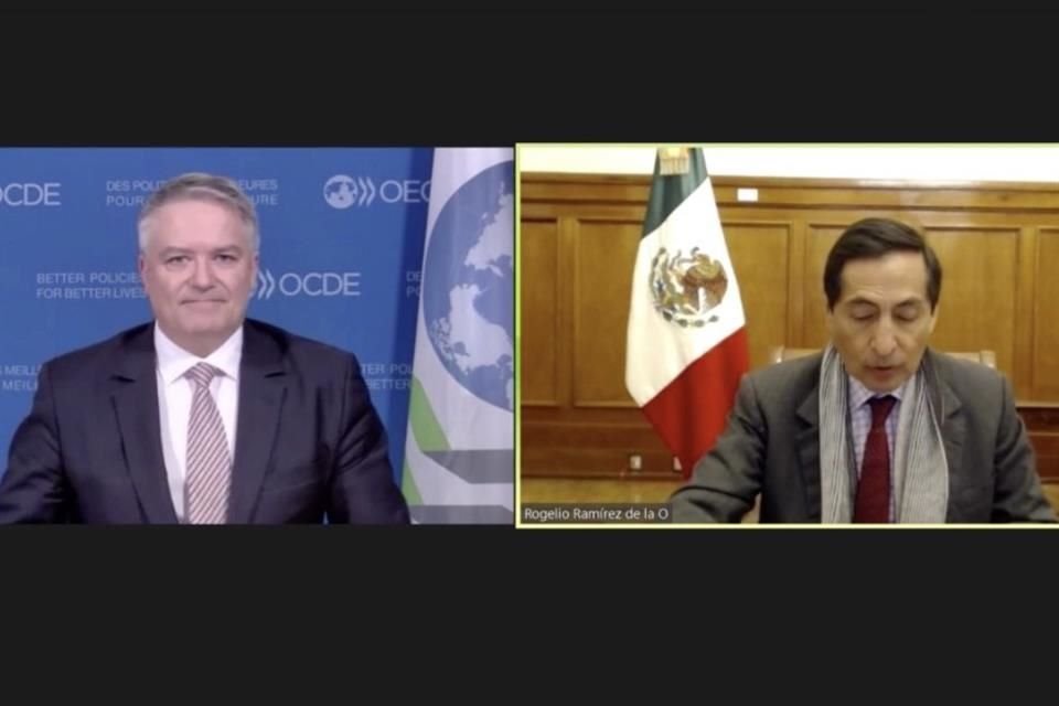 Participación del titular de Hacienda con el director general de la OCDE.