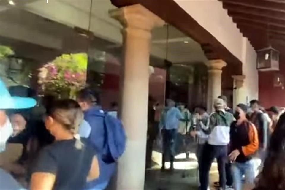 Integrantes de la CNTE irrumpieron entre empujones y gritos en Casa Michoacán, en Morelia, donde daba conferencia el Secretario de Gobierno.