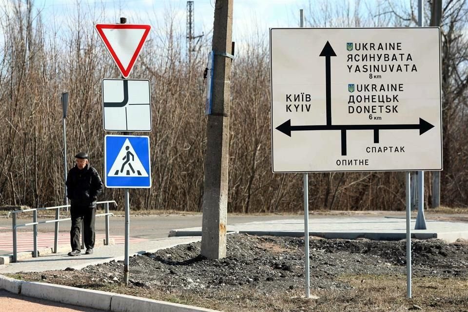 Un hombre camina en el pueblo de Avdiivka, en la región del Donetsk.