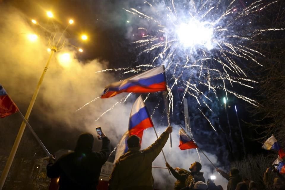 Las personas en Donetsk, celebraron con fuegos artificiales y banderas rusas.