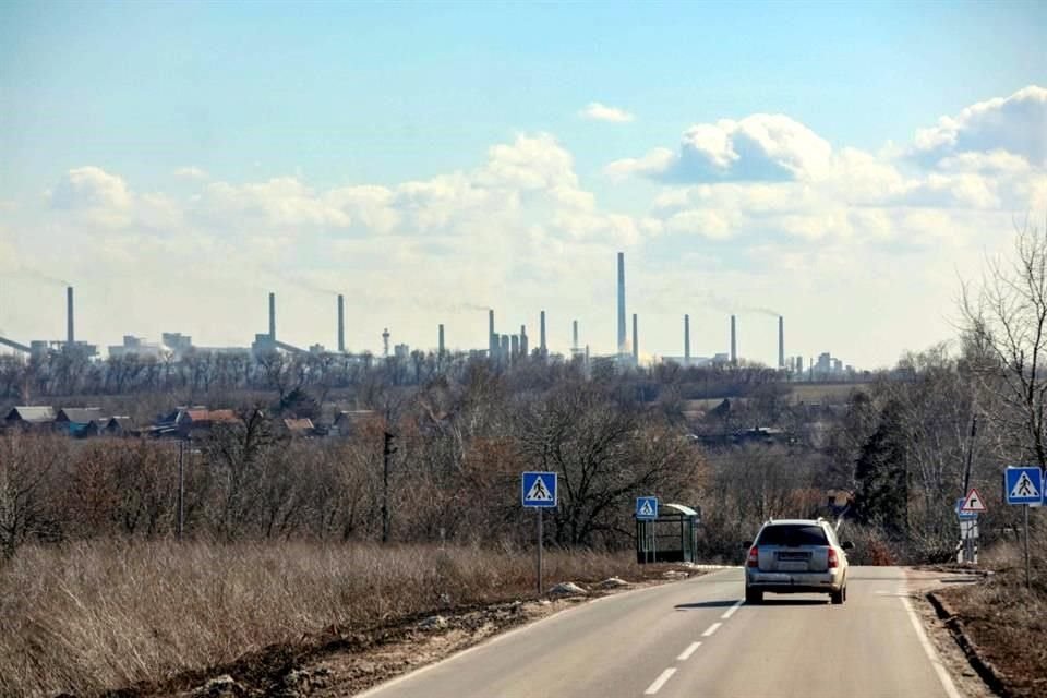 Un auto conduce hacia Avdiivka, en la región controlada por separatistas ucranianos.