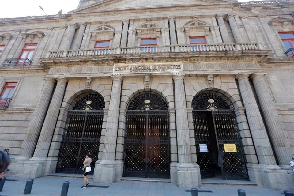 Por estos días, el Palacio de Minería solía ya lucir lleno de visitantes a la Feria del Libro, pero la pandemia impide por segundo año dar cabida al tradicional encuentro librero.