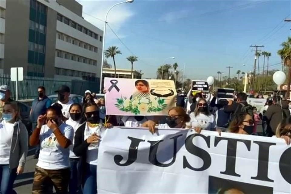 La marcha para exigir justicia ocurrió en calles cercanas a los hospitales del IMSS en Mexicali.