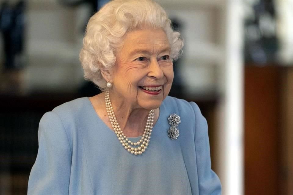 Tras salir positiva a Covid-19 y sólo tener síntomas leves, la Reina Isabel II decidió cancelar las actividades online que tenía en agenda para este martes.