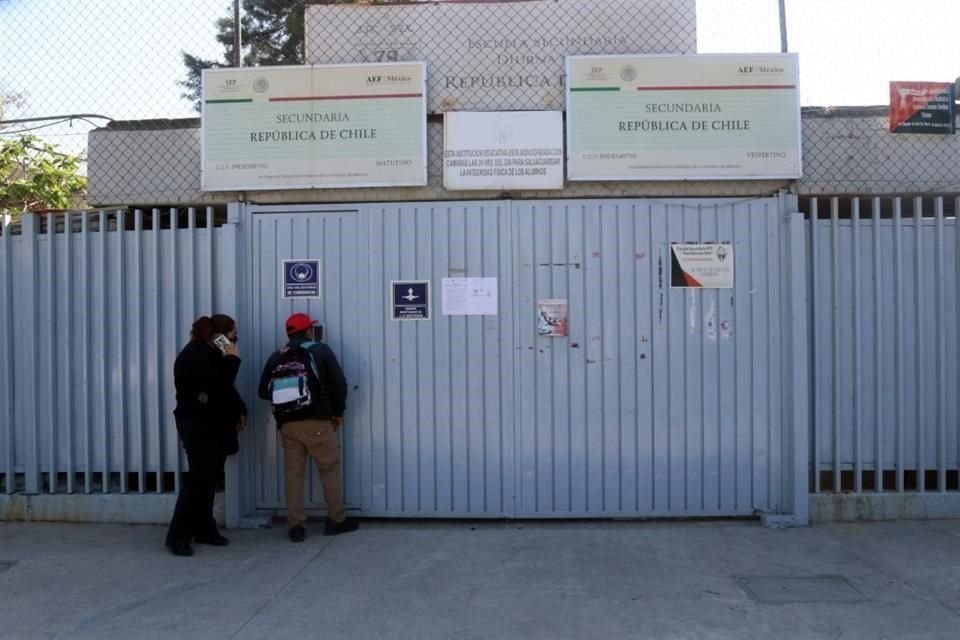 De acuerdo con los reportes médicos, la estudiante presenta lesiones en el tobillo derecho aparentemente por una esquirla de bala, mismos que tardarán más de 15 días en sanar.