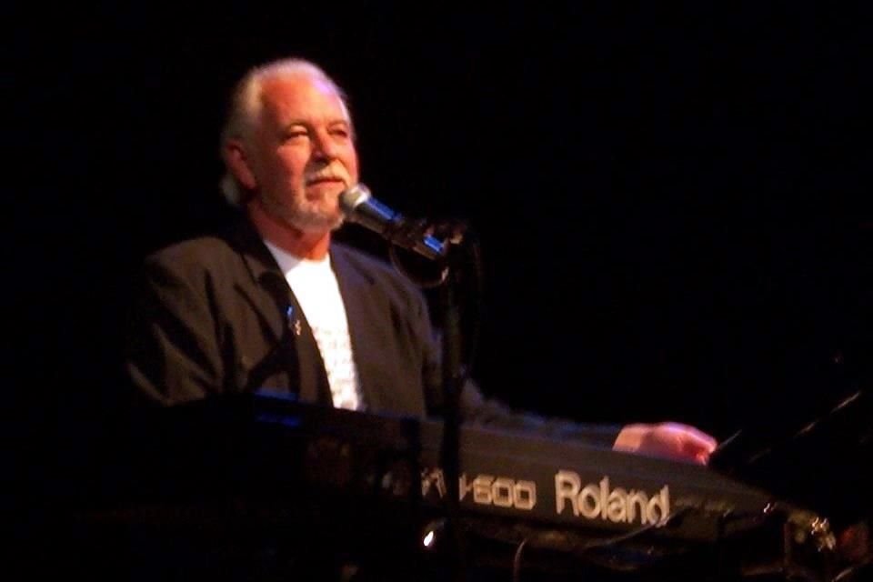 El cantante Gary Brooker, vocalista de la banda Procol Harum e intérprete original del tema 'A Whiter Shade of Pale', murió a los 76 años.