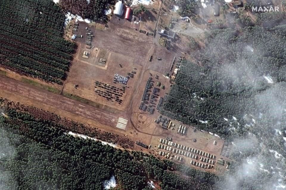 Esta imagen satelital de Maxar Technologies muestra nuevo despliegue de tropas y equipo en áreas rurales al suroeste de Belgorod, Rusia, a menos de 20 kilómetros  de la frontera con Ucrania.