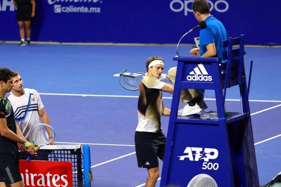 Zverev cuestionó la decisión del juez de silla y al final del partido golpeó con su raqueta la plataforma donde se encontraba la autoridad, casi a la altura de sus tenis.