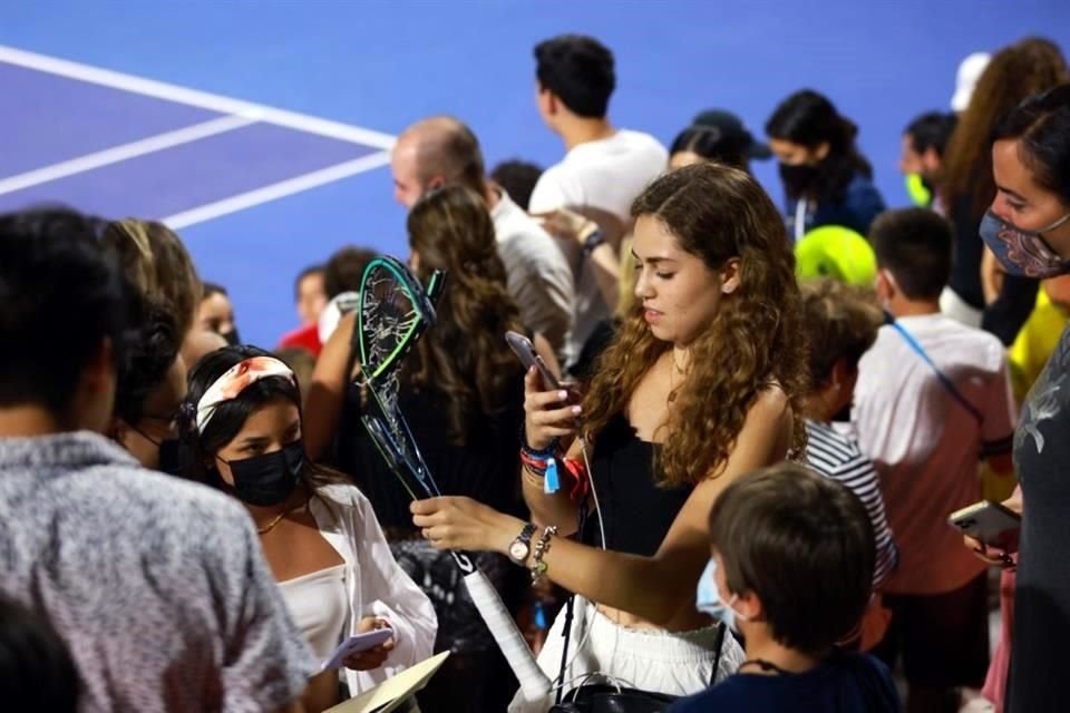 La raqueta rota del alemán terminó como un 'souvenir' para una aficionada del Abierto de Acapulco.