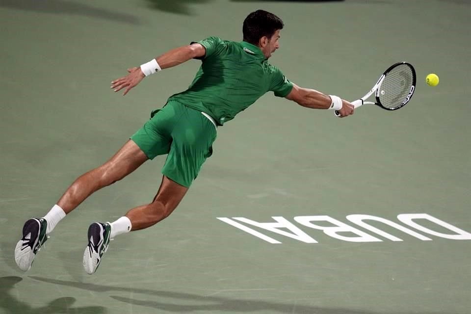 Novak Djokovic avanzó a la siguiente ronda en Dubai.