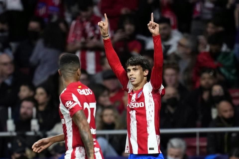 Joao Félix celebra después de su anotación.