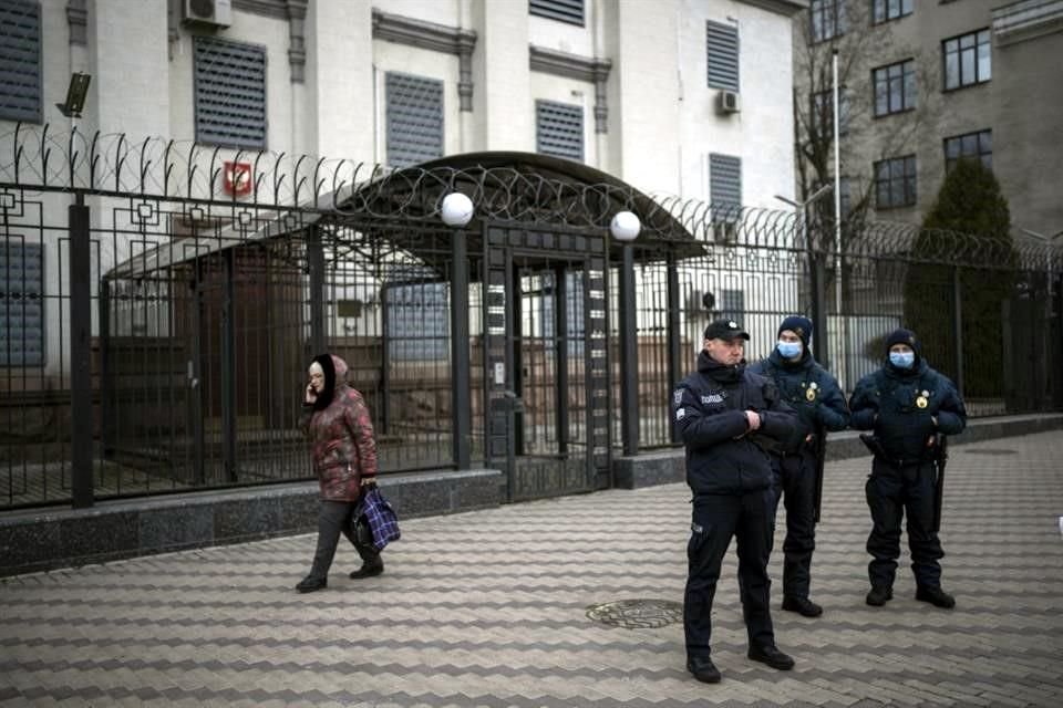 Vista exterior de la Embajada rusa en Kiev, resguardada por agentes ucranianos.