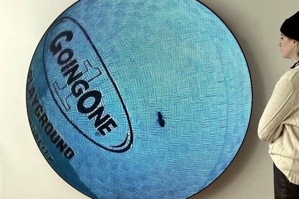 'GoingOne': Una hormiga camina en una pelota; metáfora de la soledad.